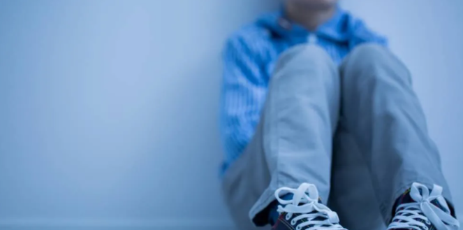 同志少年遭父亲家暴 14岁男孩写字条向邻居求助-51虹马