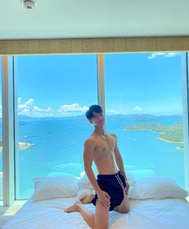 牛奶肌小哥酒店秀腹肌自拍火了，白净肌肉身材深受金主爸爸青睐！ - 51虹马