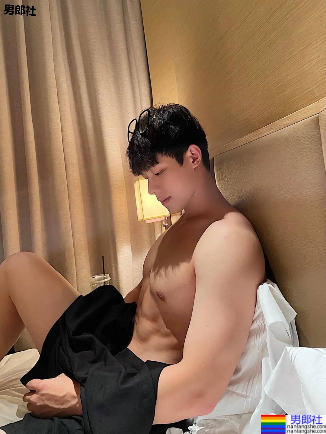 00后腹肌体育生博主，腹肌长腿奶凶身材，可以成为你的臭宝吗？ - 51虹马