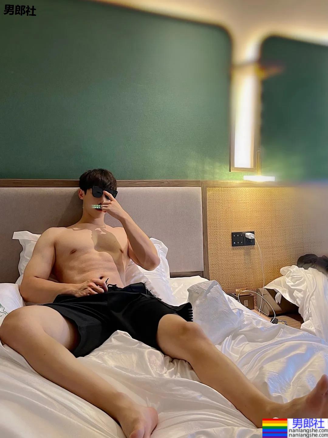 00后腹肌体育生博主，腹肌长腿奶凶身材，可以成为你的臭宝吗？ - 51虹马