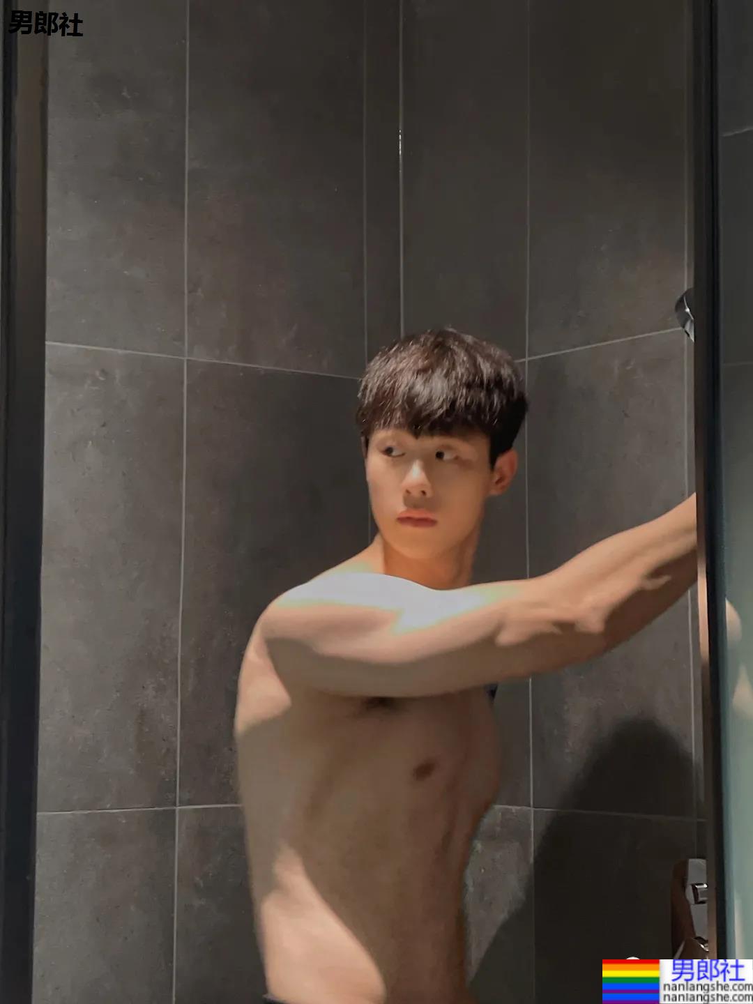 00后腹肌体育生博主，腹肌长腿奶凶身材，可以成为你的臭宝吗？ - 51虹马