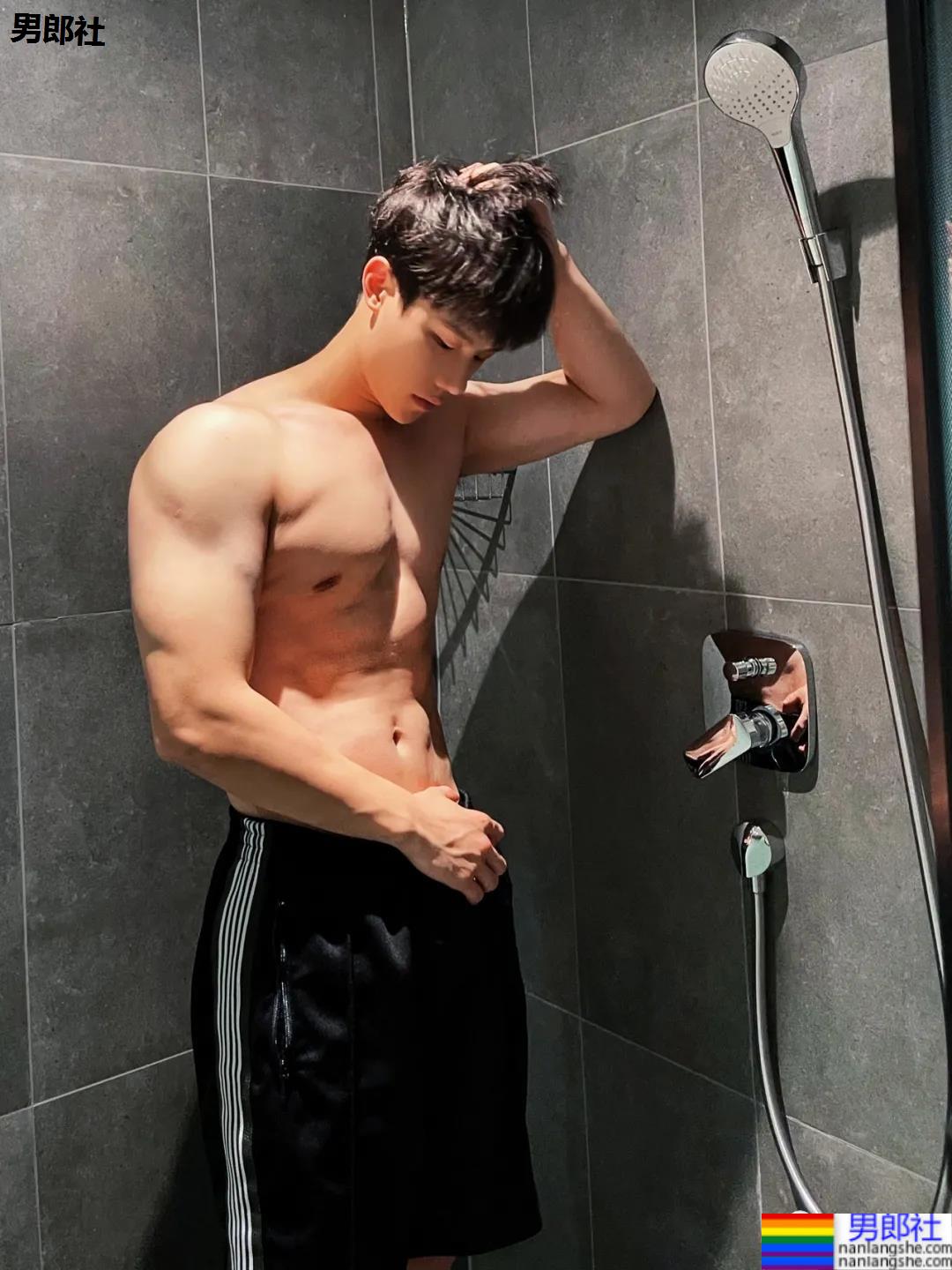 00后腹肌体育生博主，腹肌长腿奶凶身材，可以成为你的臭宝吗？ - 51虹马