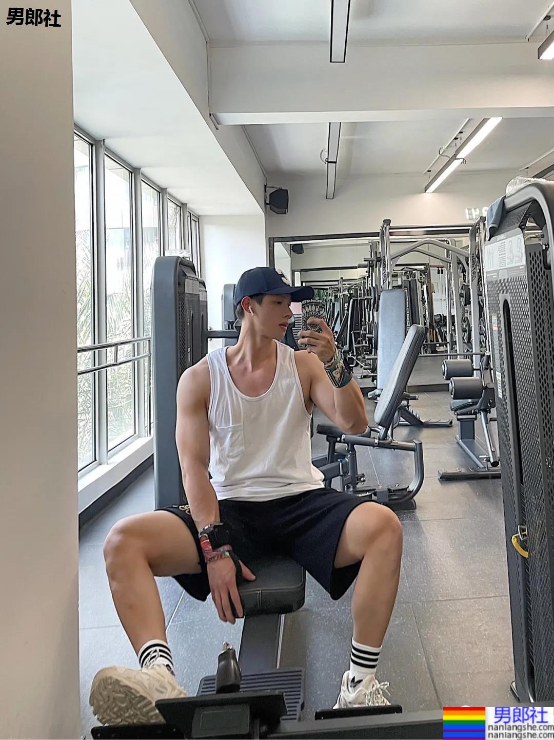 00后腹肌体育生博主，腹肌长腿奶凶身材，可以成为你的臭宝吗？ - 51虹马