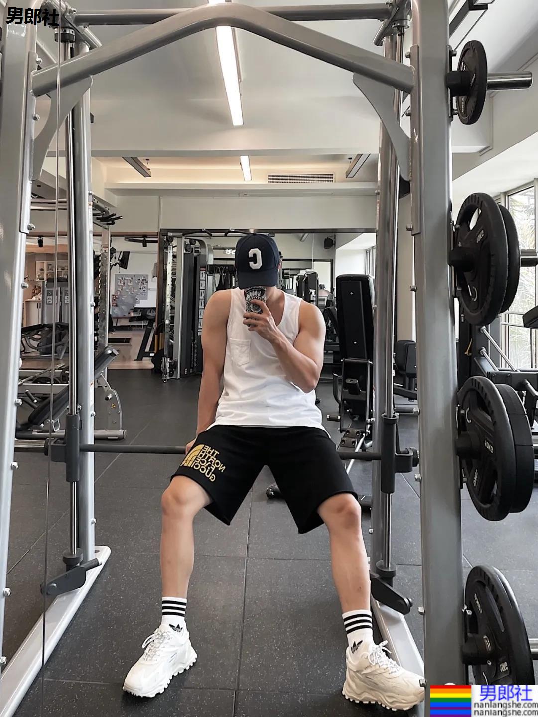 00后腹肌体育生博主，腹肌长腿奶凶身材，可以成为你的臭宝吗？ - 51虹马