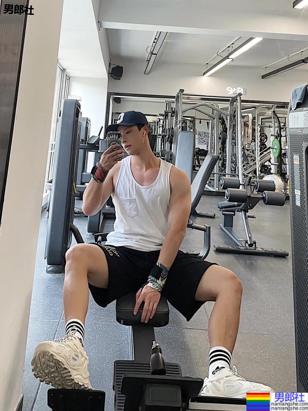 00后腹肌体育生博主，腹肌长腿奶凶身材，可以成为你的臭宝吗？ - 51虹马