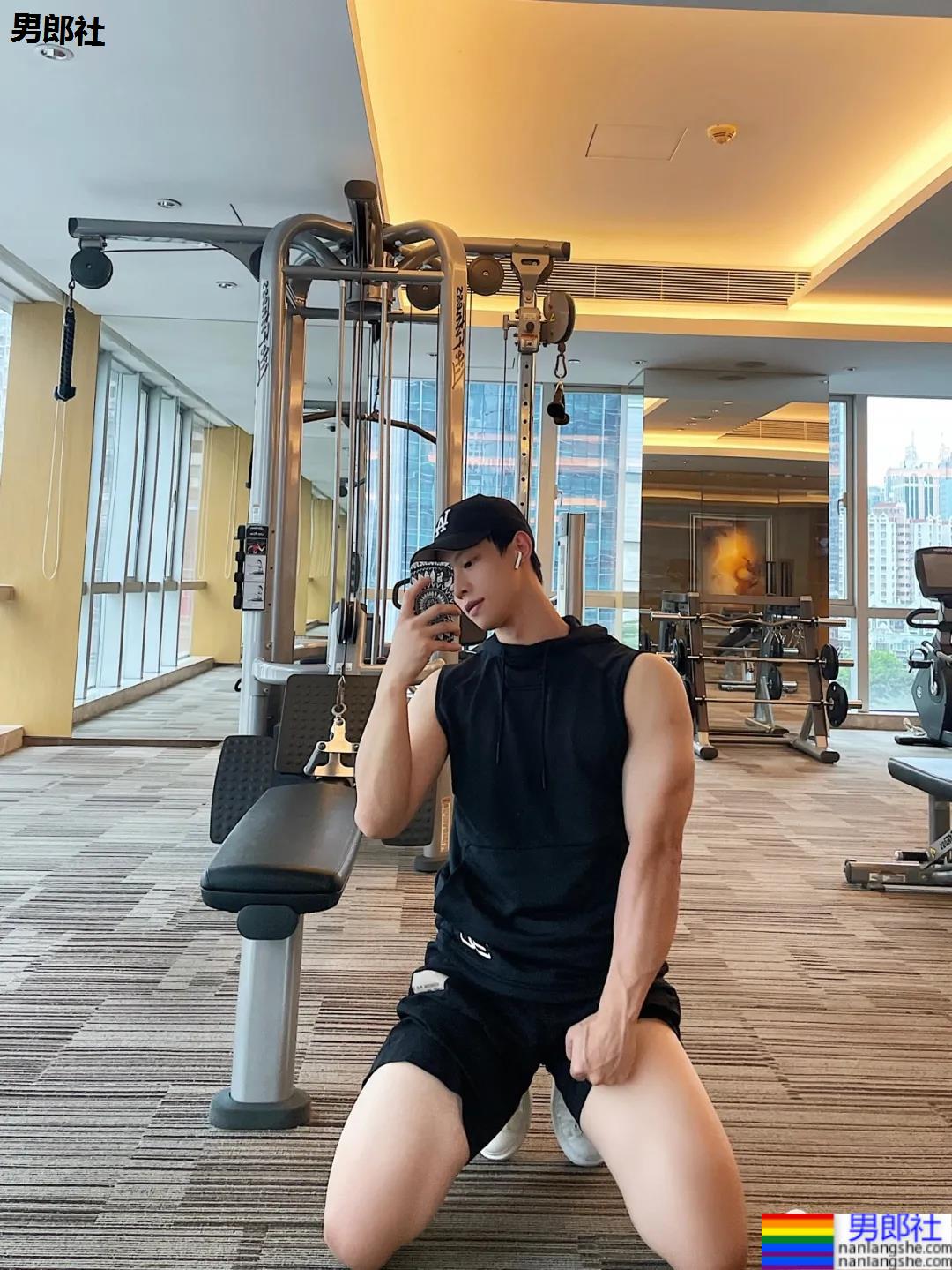 00后腹肌体育生博主，腹肌长腿奶凶身材，可以成为你的臭宝吗？ - 51虹马