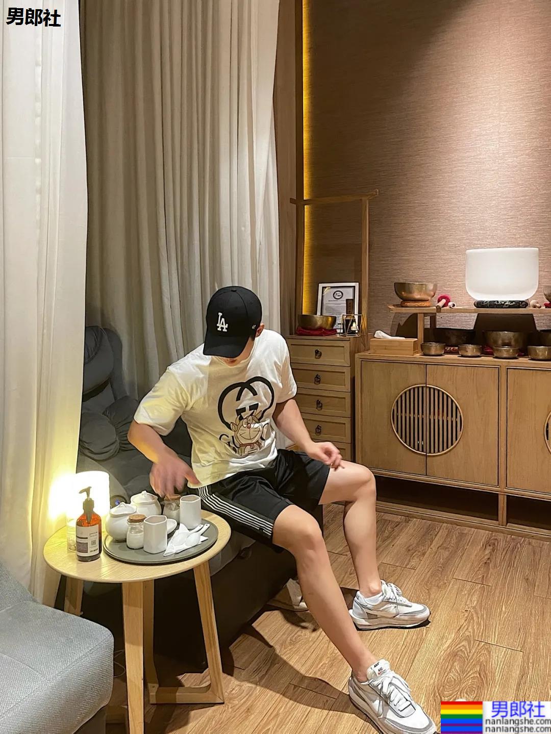 00后腹肌体育生博主，腹肌长腿奶凶身材，可以成为你的臭宝吗？ - 51虹马