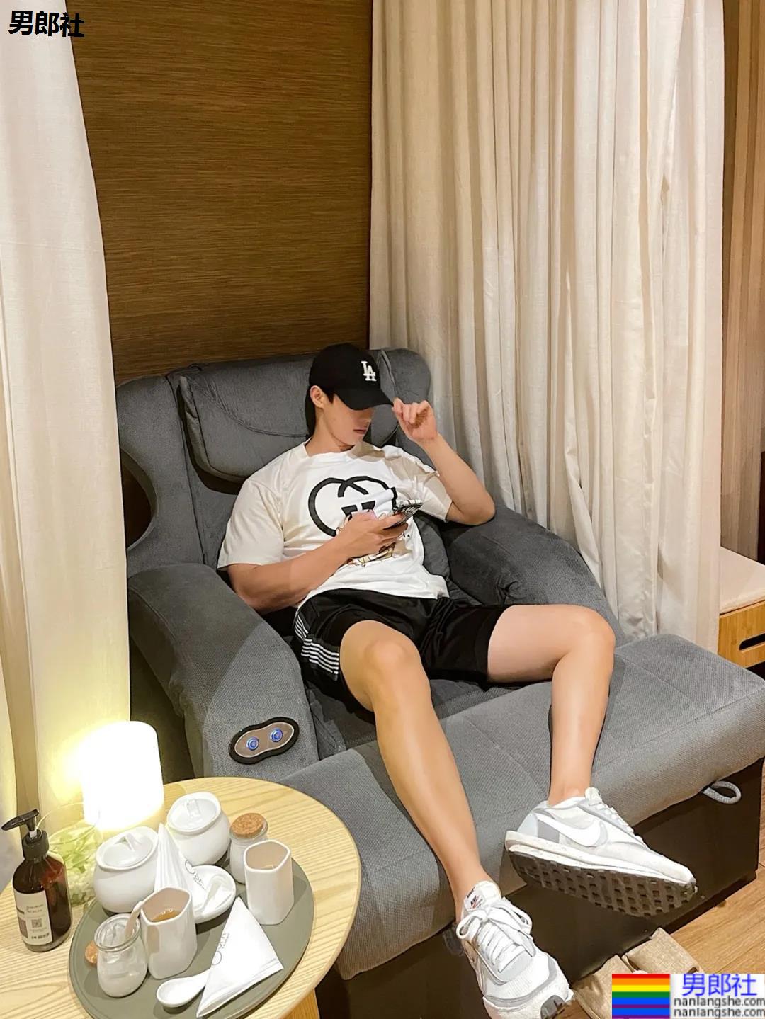 00后腹肌体育生博主，腹肌长腿奶凶身材，可以成为你的臭宝吗？ - 51虹马