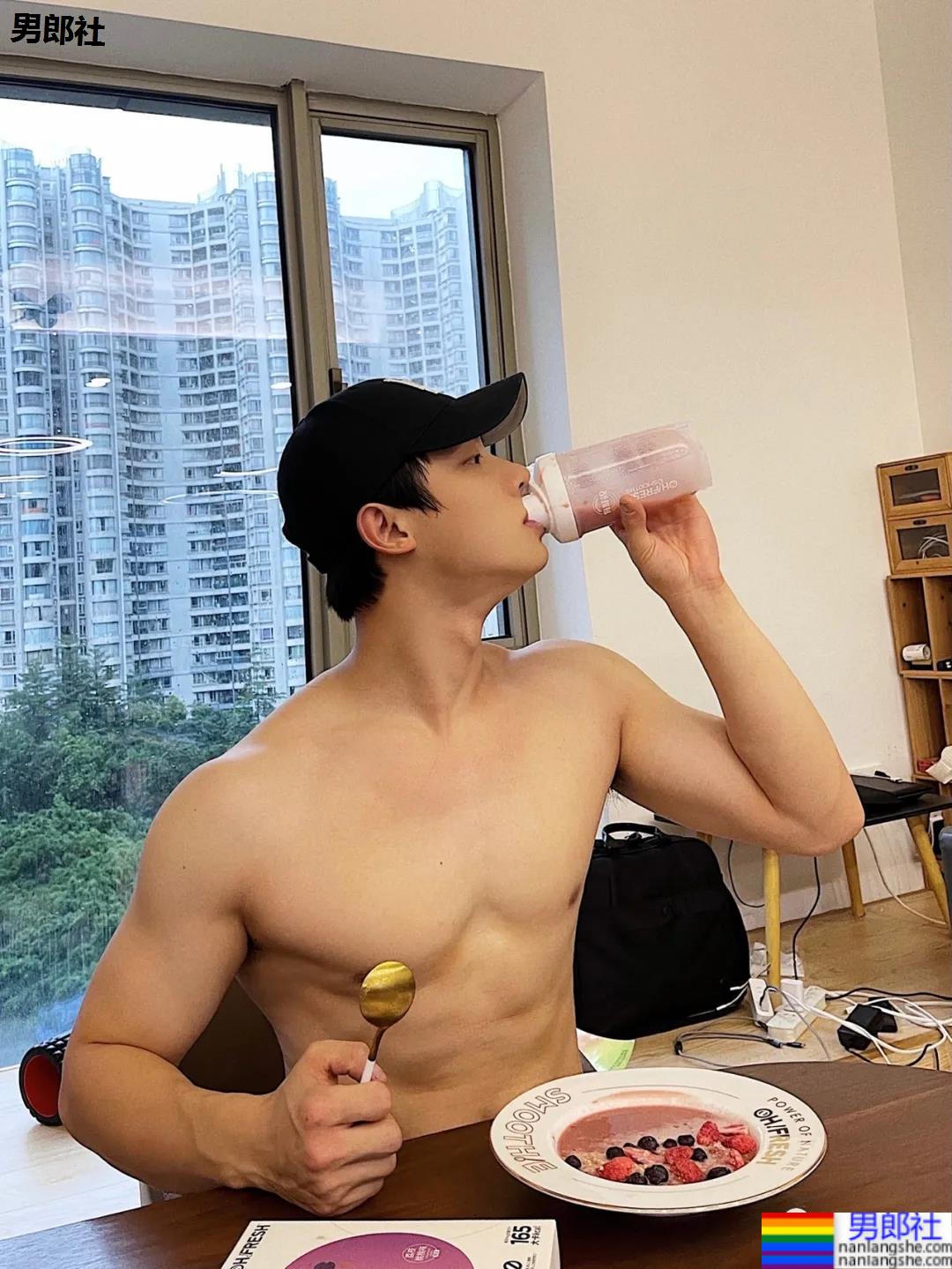 00后腹肌体育生博主，腹肌长腿奶凶身材，可以成为你的臭宝吗？ - 51虹马