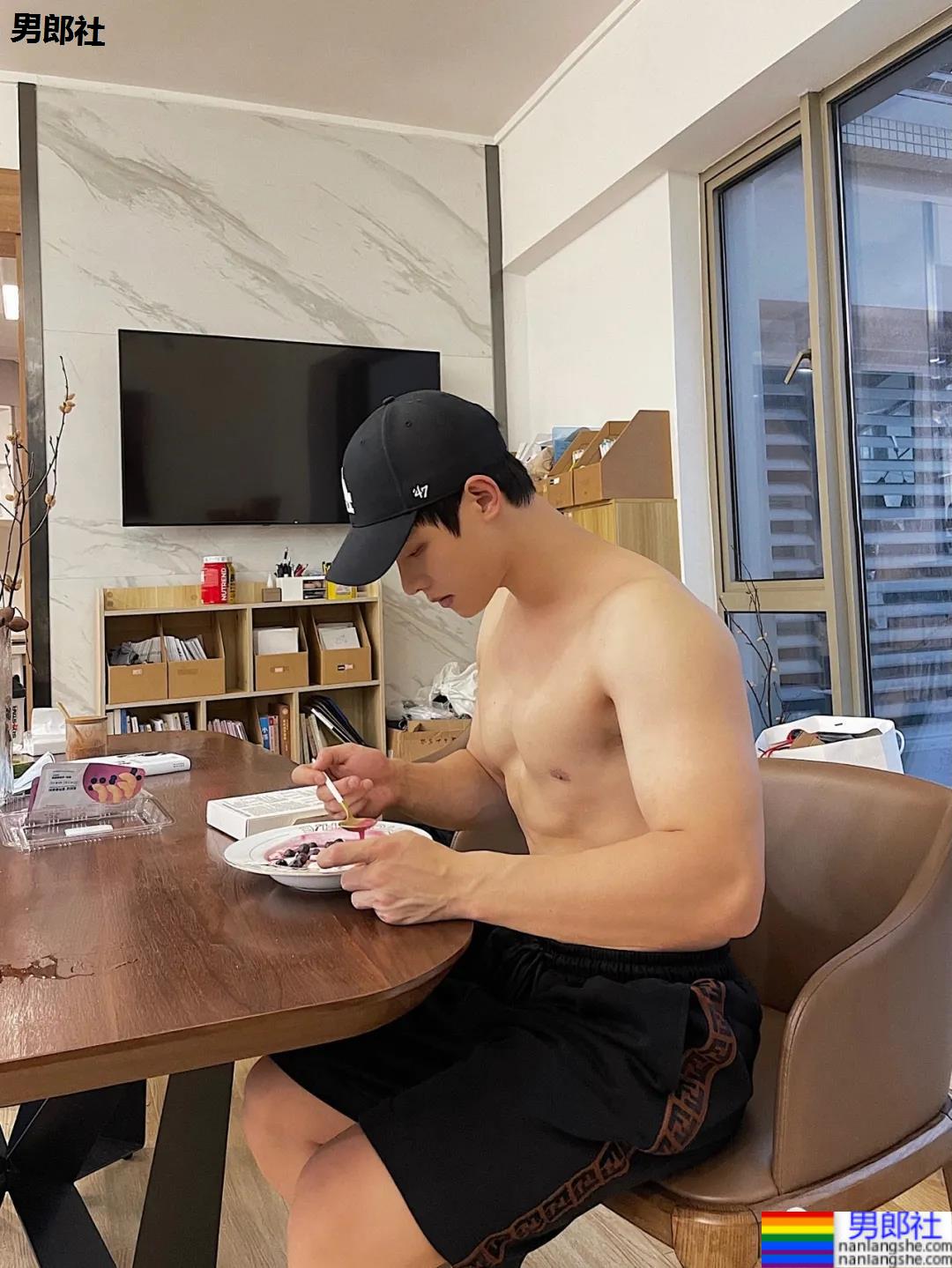 00后腹肌体育生博主，腹肌长腿奶凶身材，可以成为你的臭宝吗？ - 51虹马