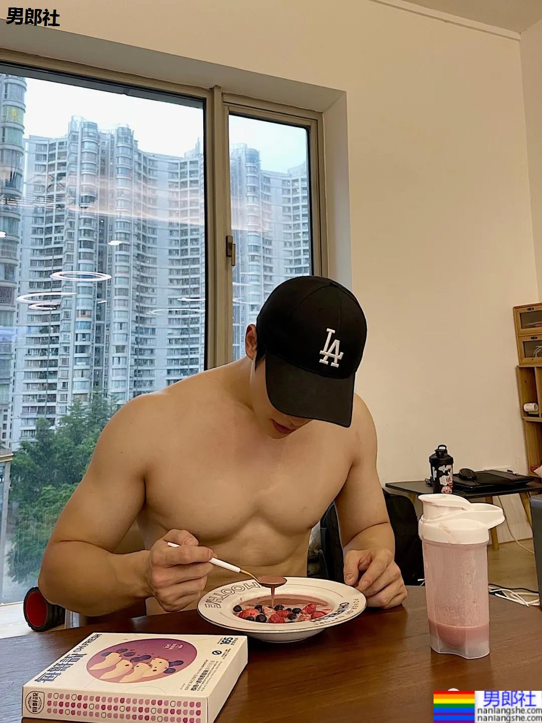 00后腹肌体育生博主，腹肌长腿奶凶身材，可以成为你的臭宝吗？ - 51虹马