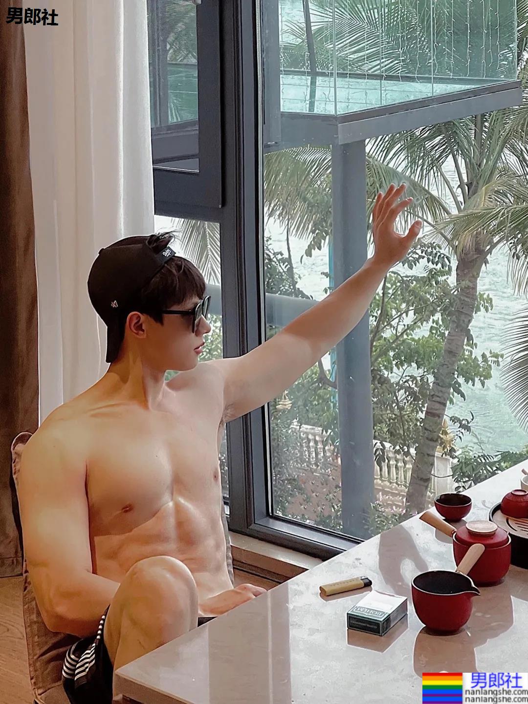 00后腹肌体育生博主，腹肌长腿奶凶身材，可以成为你的臭宝吗？ - 51虹马