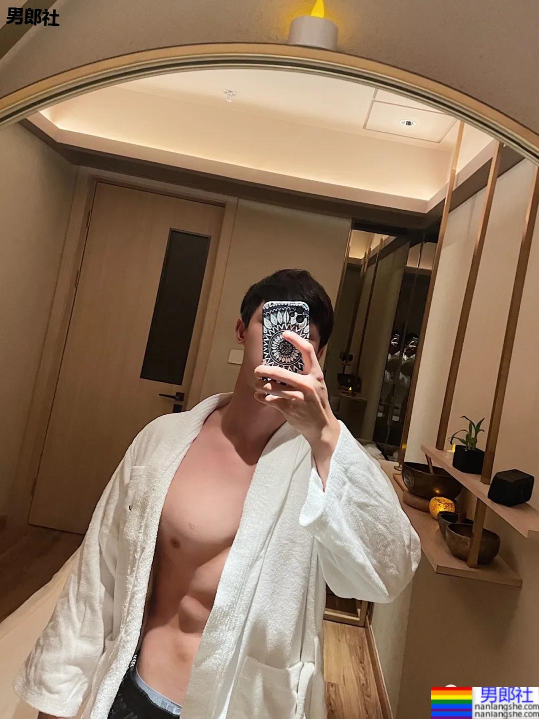 00后腹肌体育生博主，腹肌长腿奶凶身材，可以成为你的臭宝吗？ - 51虹马