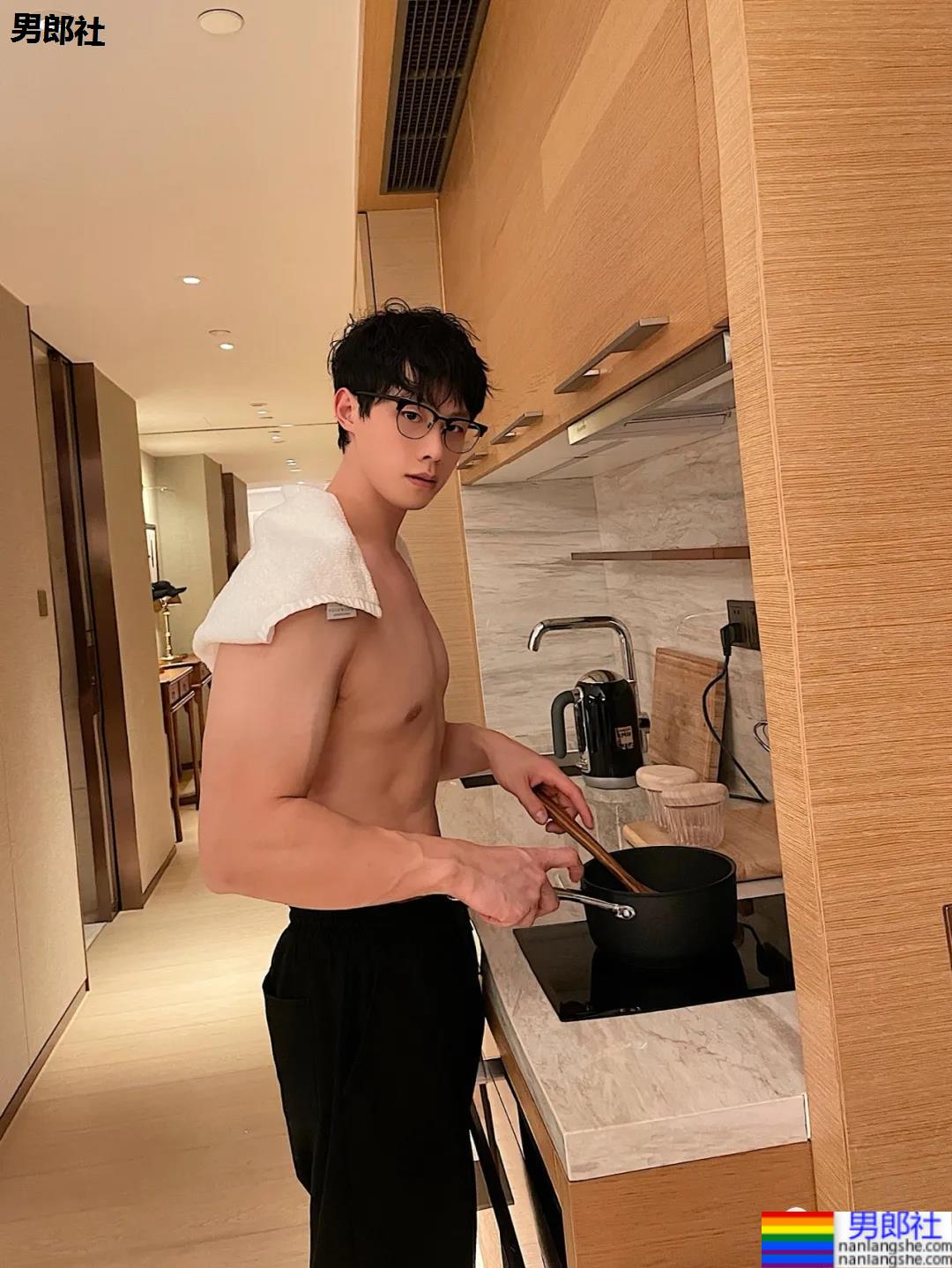 00后腹肌体育生博主，腹肌长腿奶凶身材，可以成为你的臭宝吗？ - 51虹马