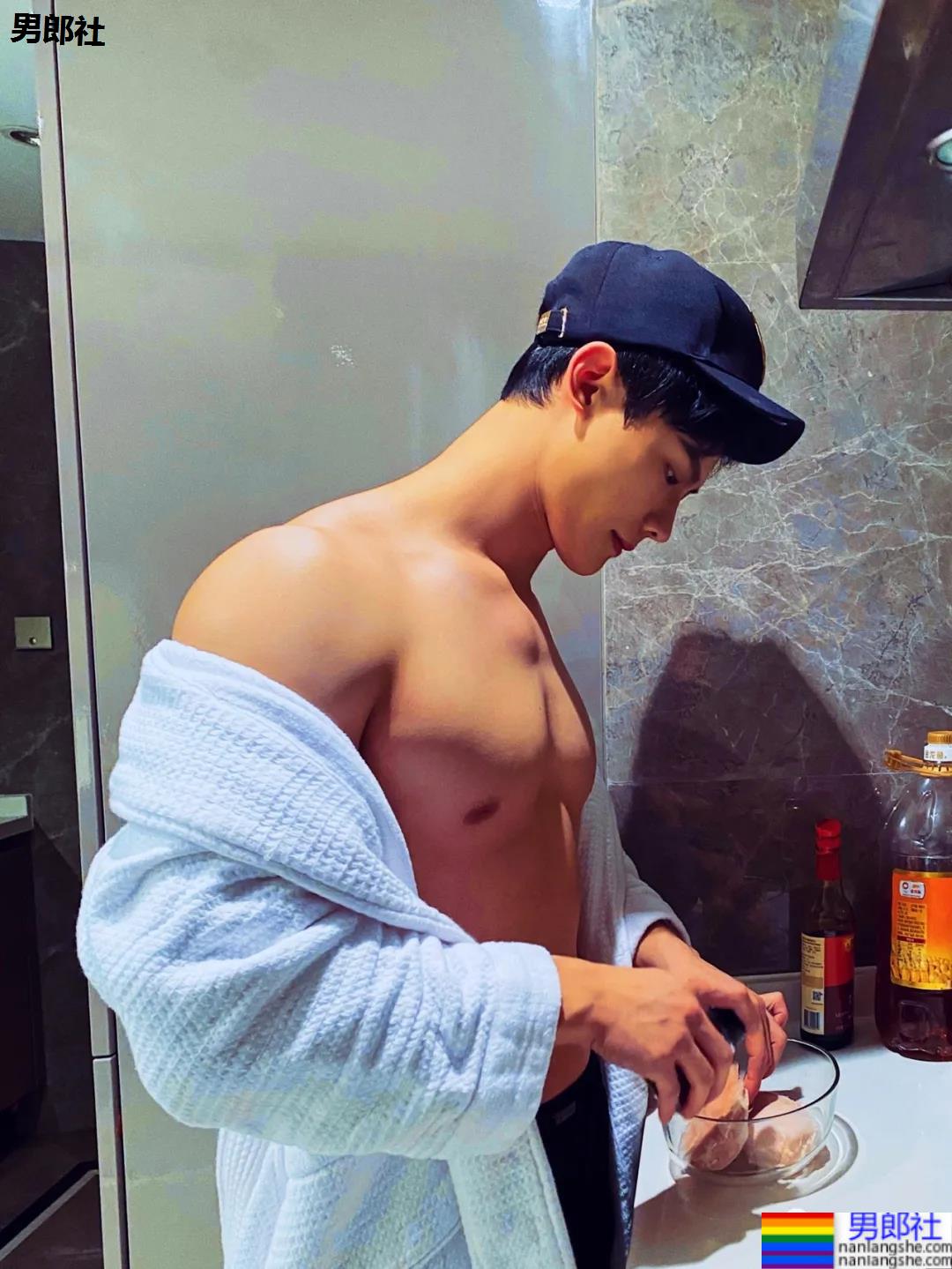 00后腹肌体育生博主，腹肌长腿奶凶身材，可以成为你的臭宝吗？ - 51虹马