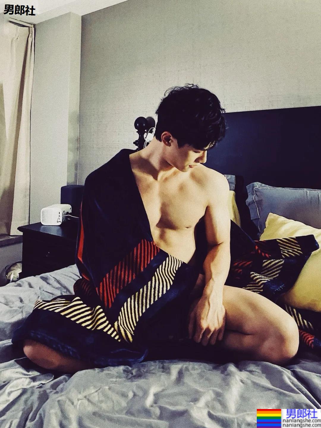 00后腹肌体育生博主，腹肌长腿奶凶身材，可以成为你的臭宝吗？ - 51虹马