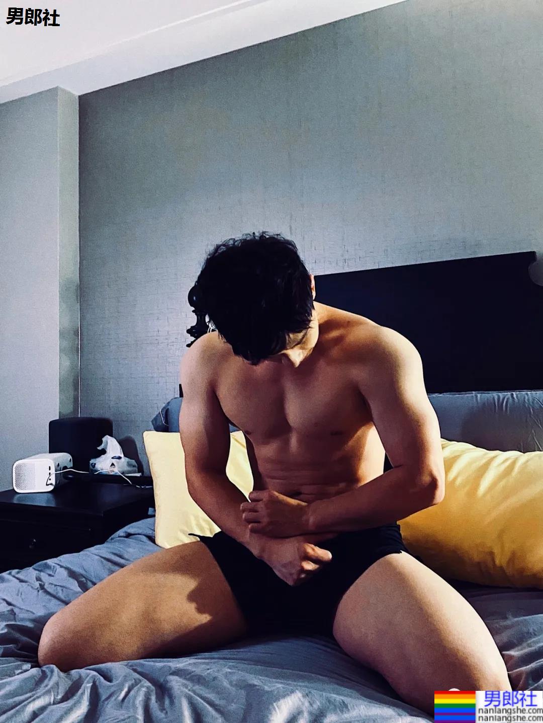 00后腹肌体育生博主，腹肌长腿奶凶身材，可以成为你的臭宝吗？ - 51虹马