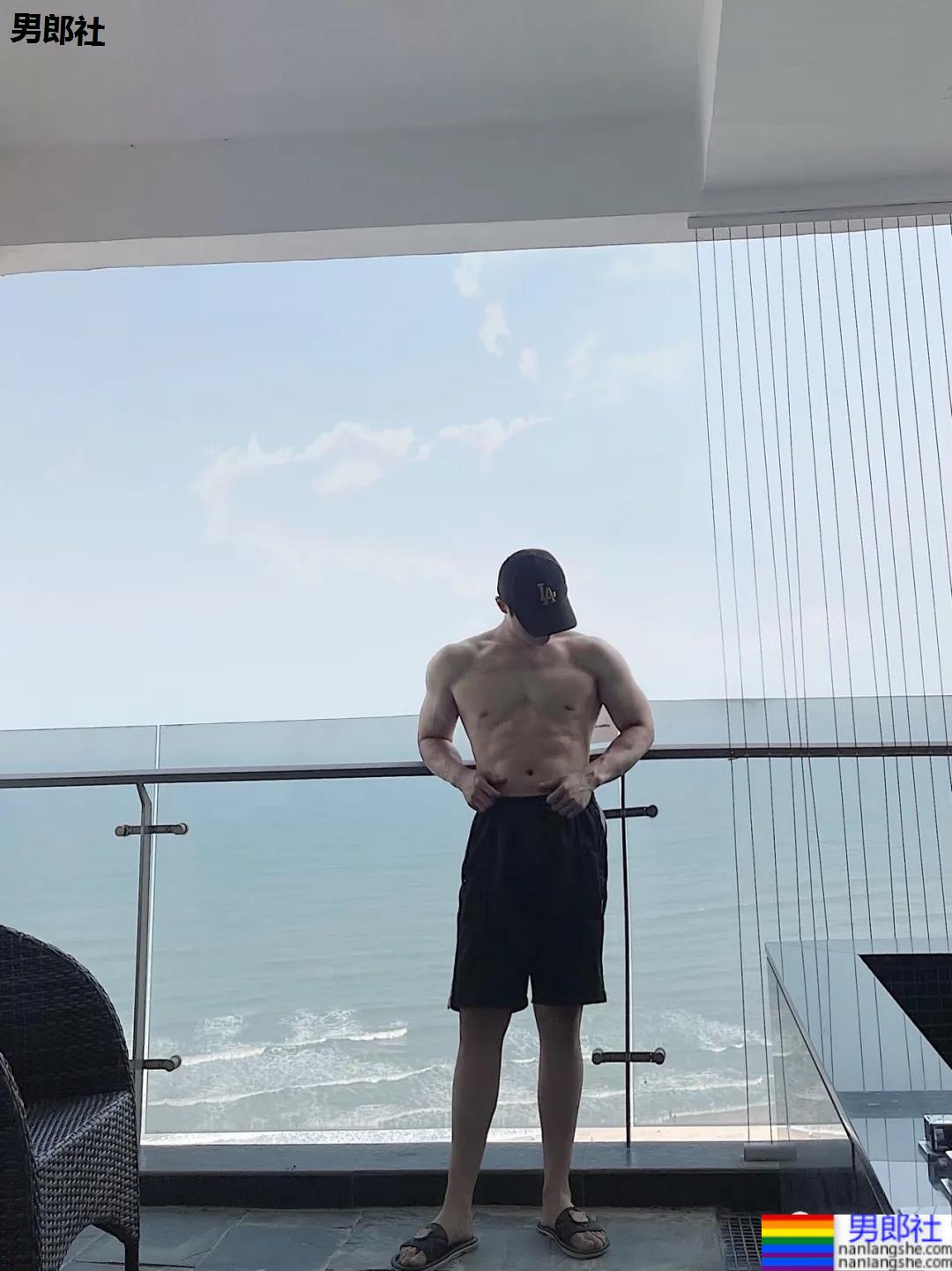 00后腹肌体育生博主，腹肌长腿奶凶身材，可以成为你的臭宝吗？ - 51虹马