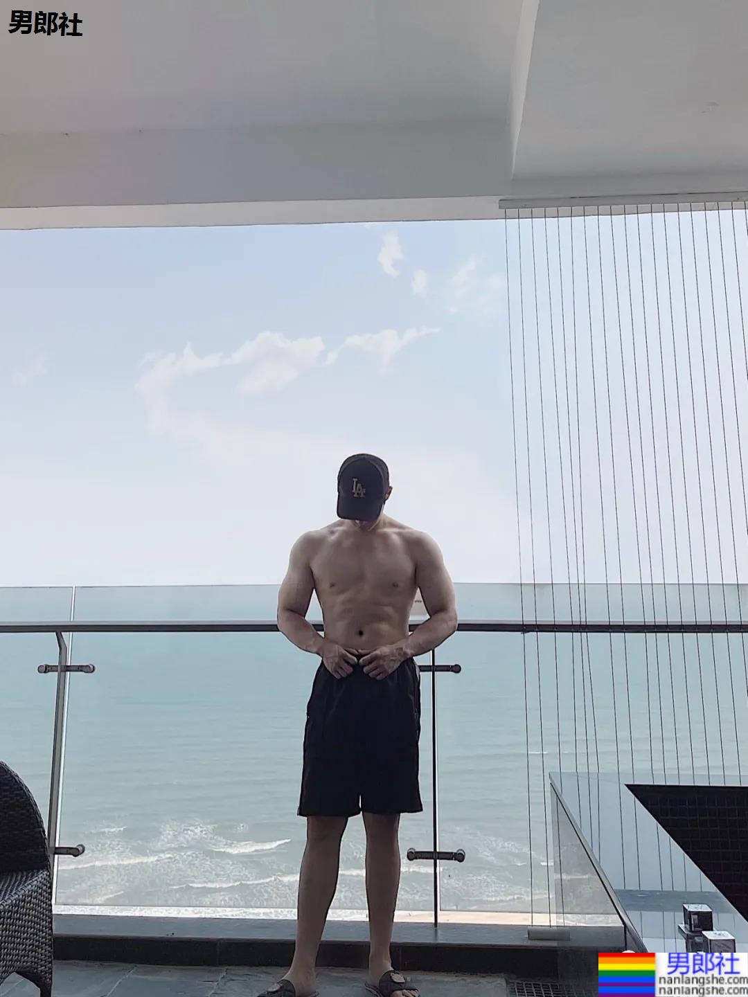 00后腹肌体育生博主，腹肌长腿奶凶身材，可以成为你的臭宝吗？ - 51虹马