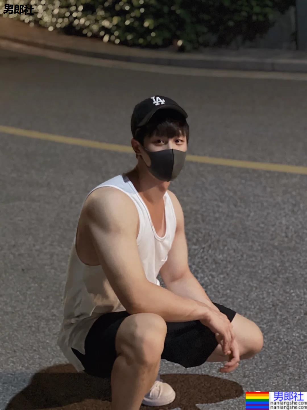 00后腹肌体育生博主，腹肌长腿奶凶身材，可以成为你的臭宝吗？ - 51虹马