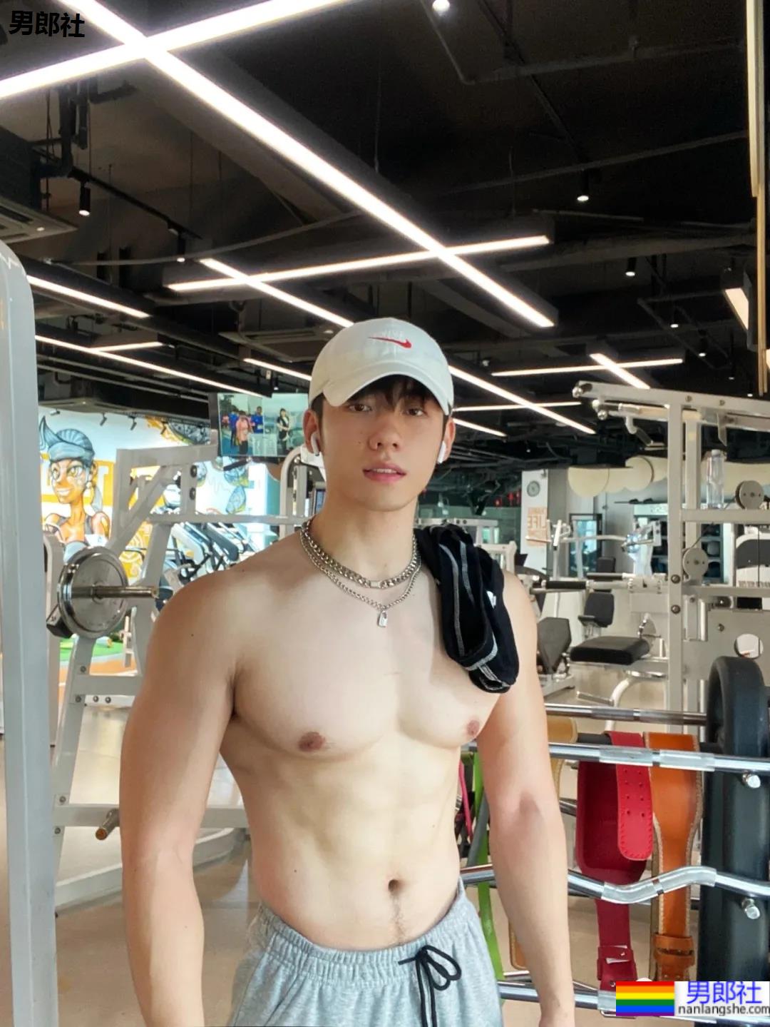 皮肤超级好的肌肉健身小哥,这是什么神仙肉体!-51虹马