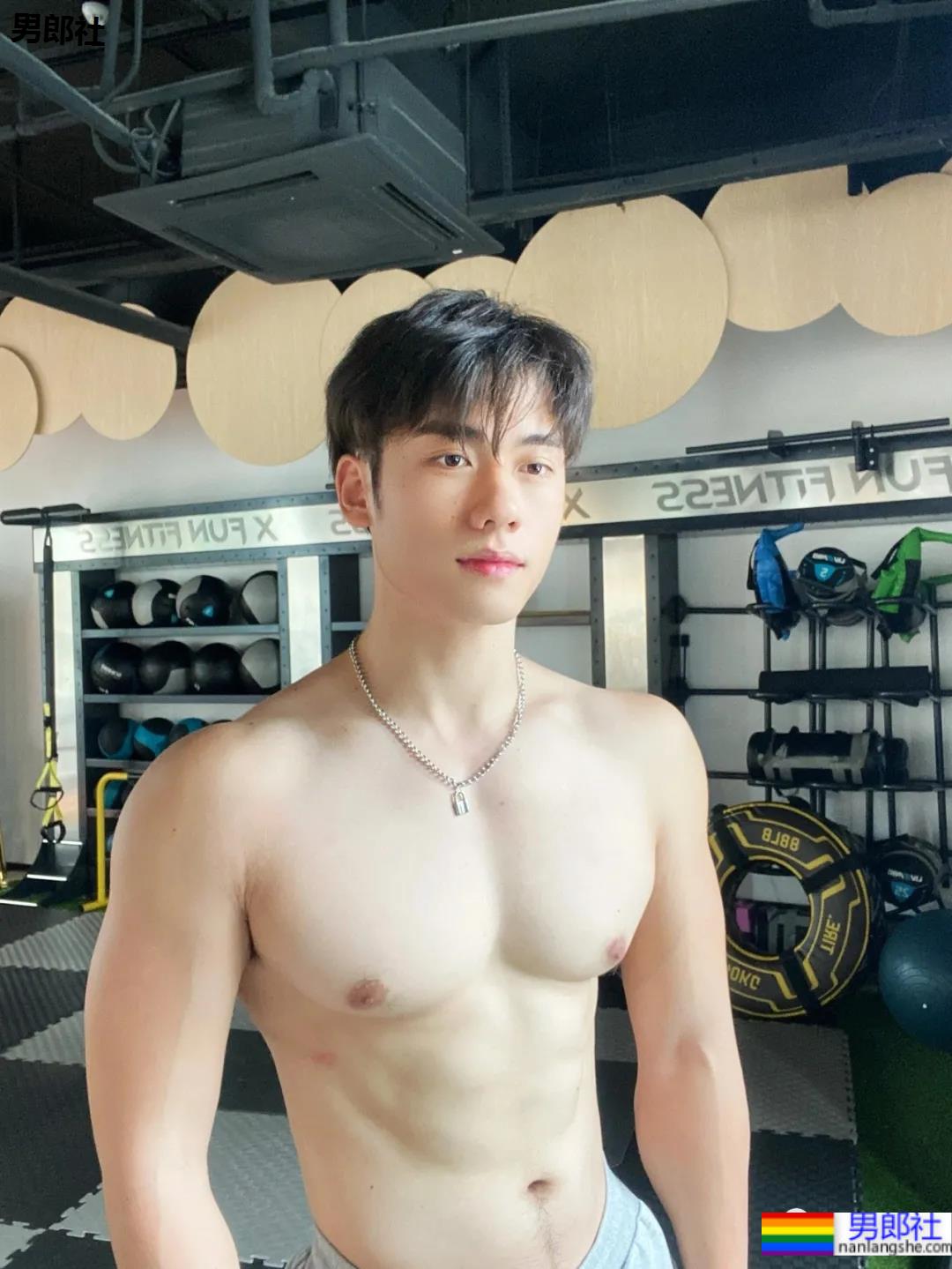 皮肤超级好的肌肉健身小哥，这是什么神仙肉体！ - 51虹马