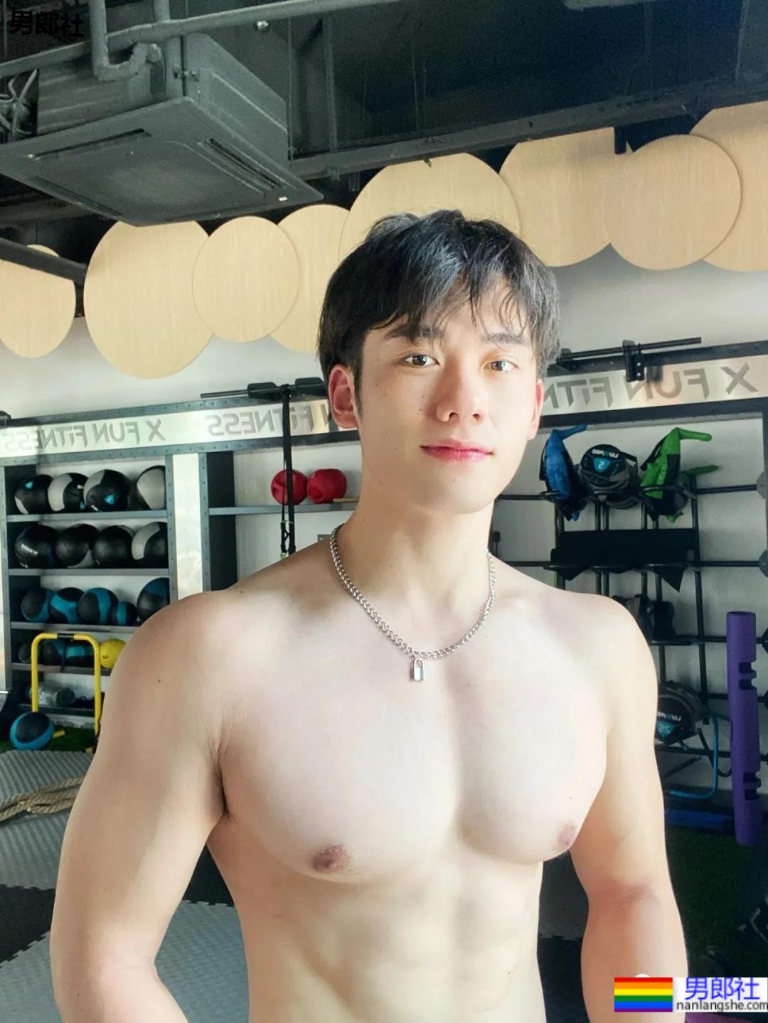 皮肤超级好的肌肉健身小哥，这是什么神仙肉体！ - 51虹马