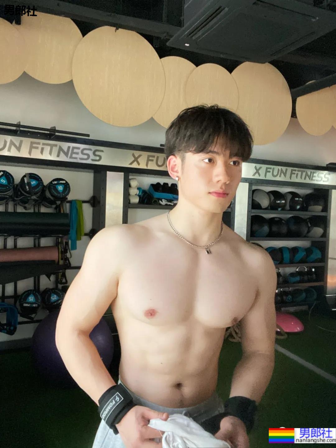 皮肤超级好的肌肉健身小哥，这是什么神仙肉体！ - 51虹马