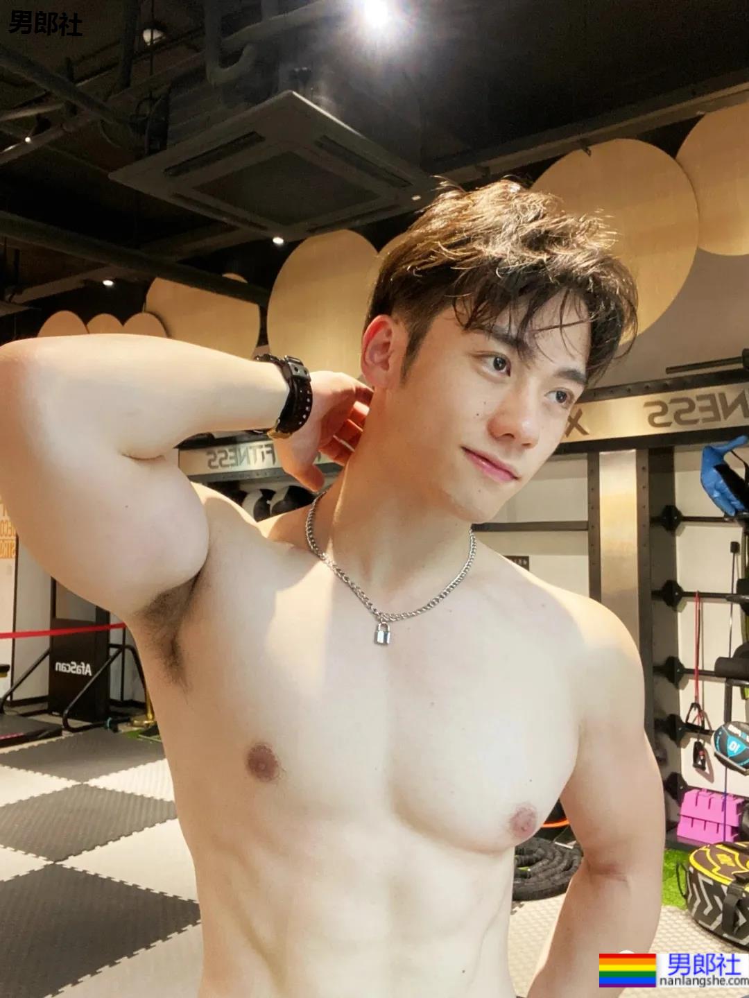 皮肤超级好的肌肉健身小哥，这是什么神仙肉体！ - 51虹马