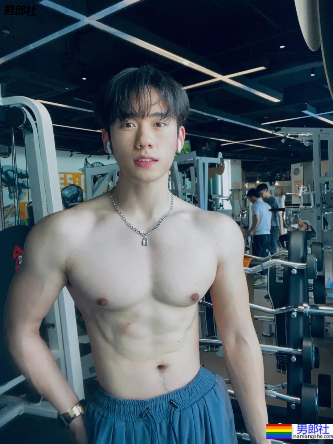 皮肤超级好的肌肉健身小哥，这是什么神仙肉体！ - 51虹马