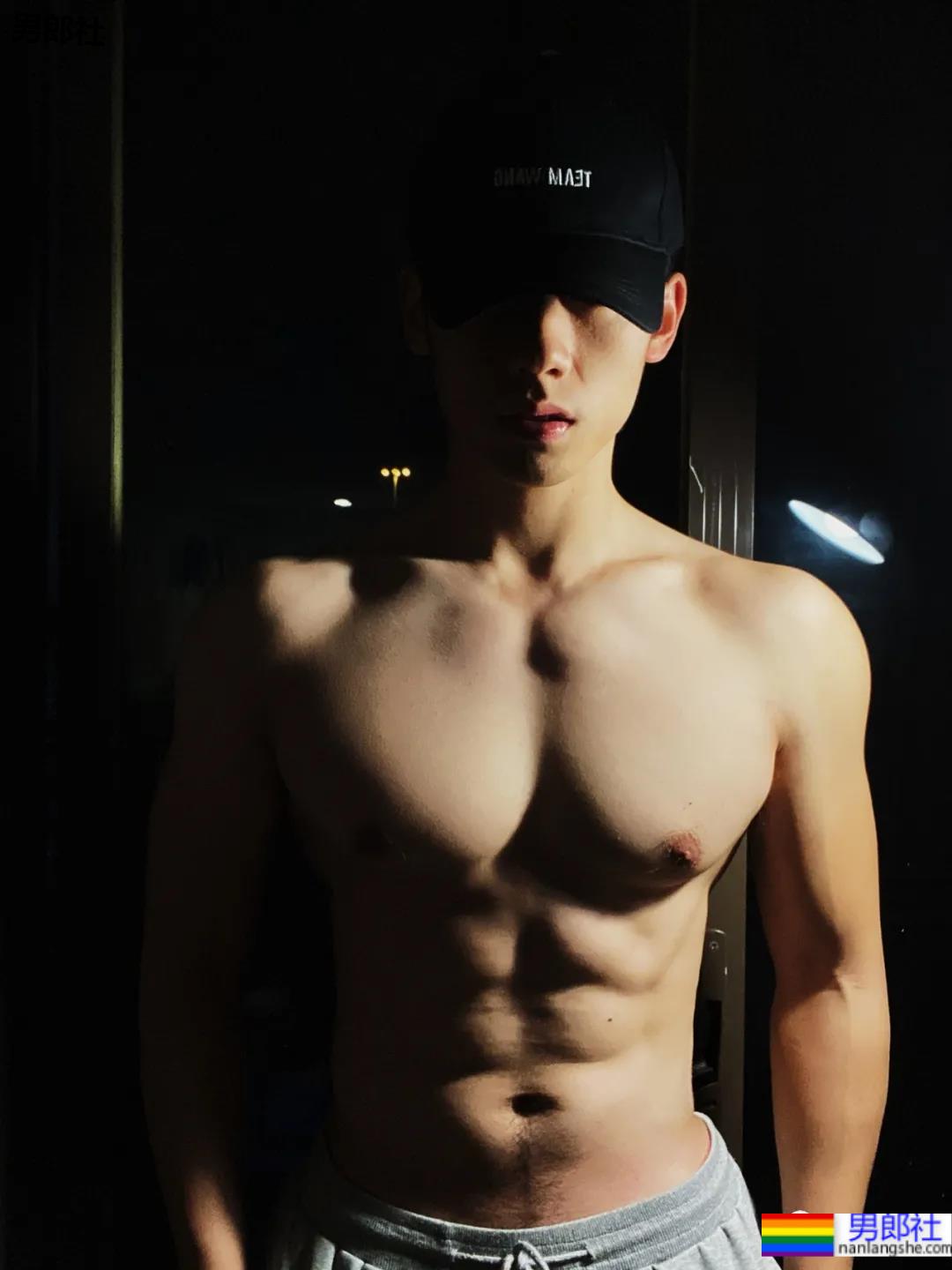 皮肤超级好的肌肉健身小哥，这是什么神仙肉体！ - 51虹马