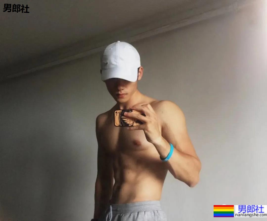 皮肤超级好的肌肉健身小哥，这是什么神仙肉体！ - 51虹马