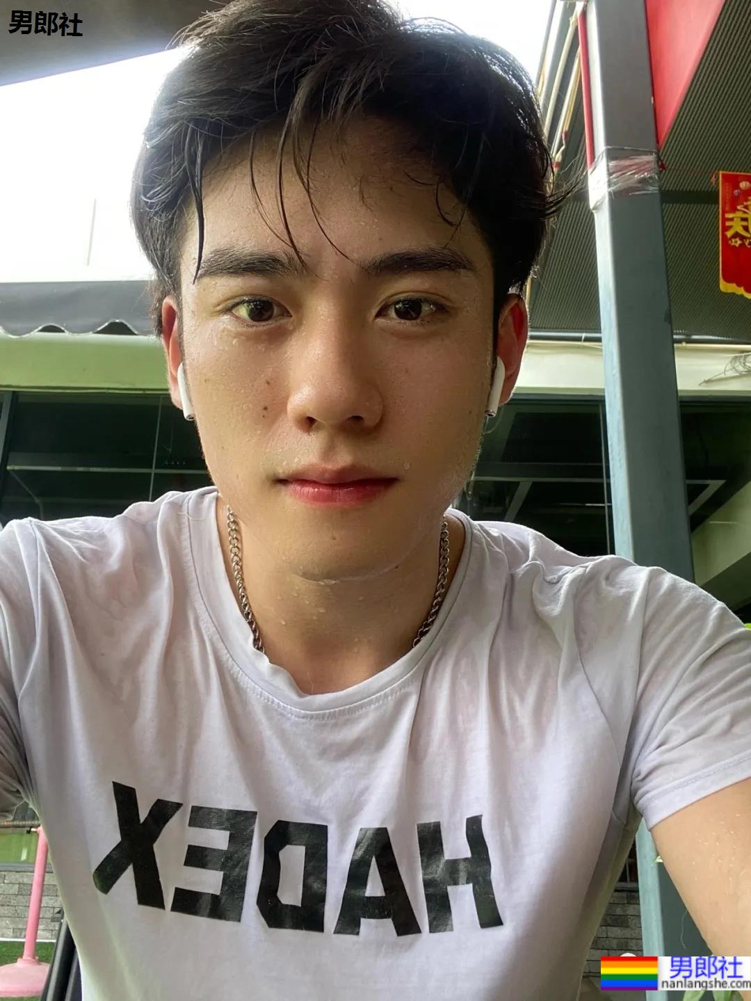 皮肤超级好的肌肉健身小哥，这是什么神仙肉体！ - 51虹马