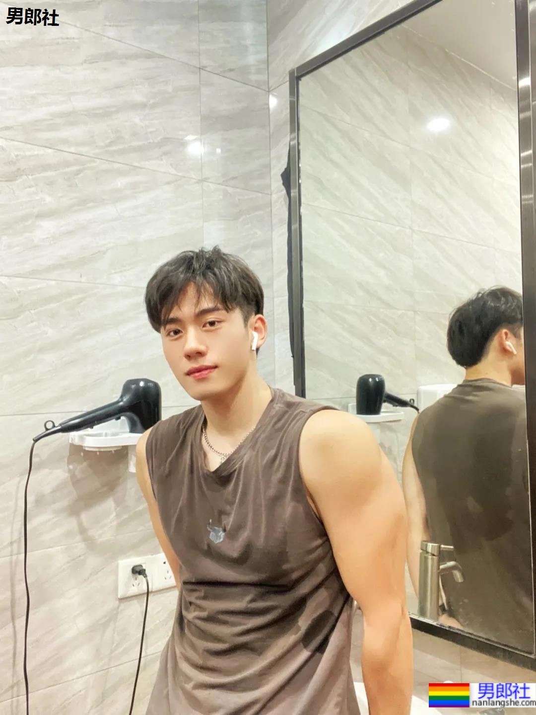 皮肤超级好的肌肉健身小哥，这是什么神仙肉体！ - 51虹马