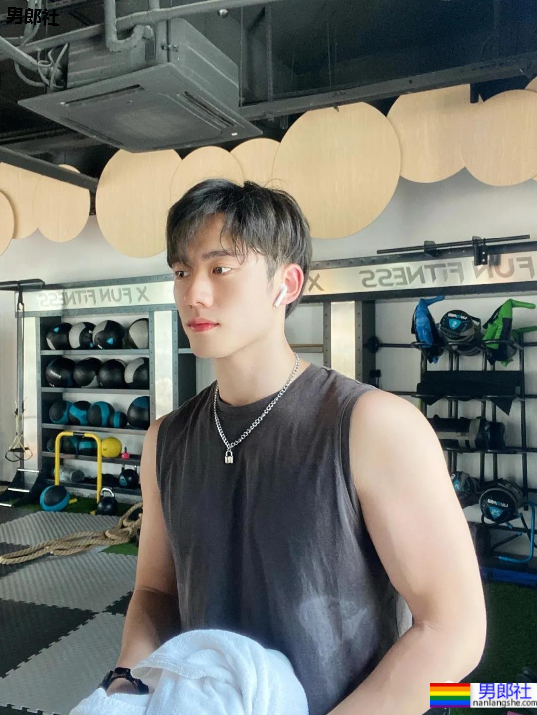 皮肤超级好的肌肉健身小哥，这是什么神仙肉体！ - 51虹马