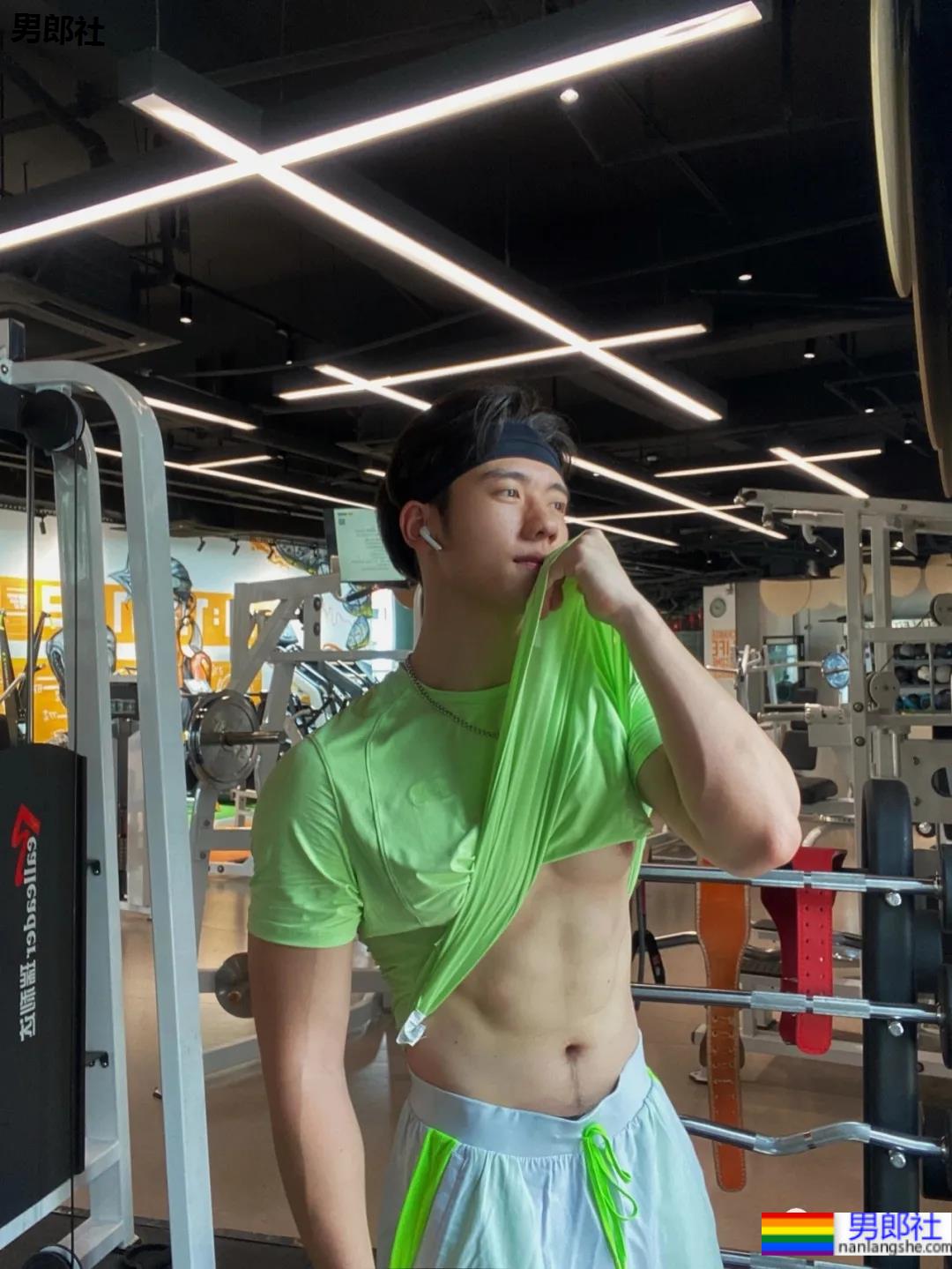 皮肤超级好的肌肉健身小哥，这是什么神仙肉体！ - 51虹马