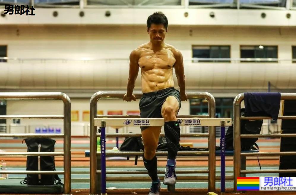 谢震业的腹肌，苏炳添的翘臀，梁劲生的长腿，田径队老公们的写真yyds! - 51虹马
