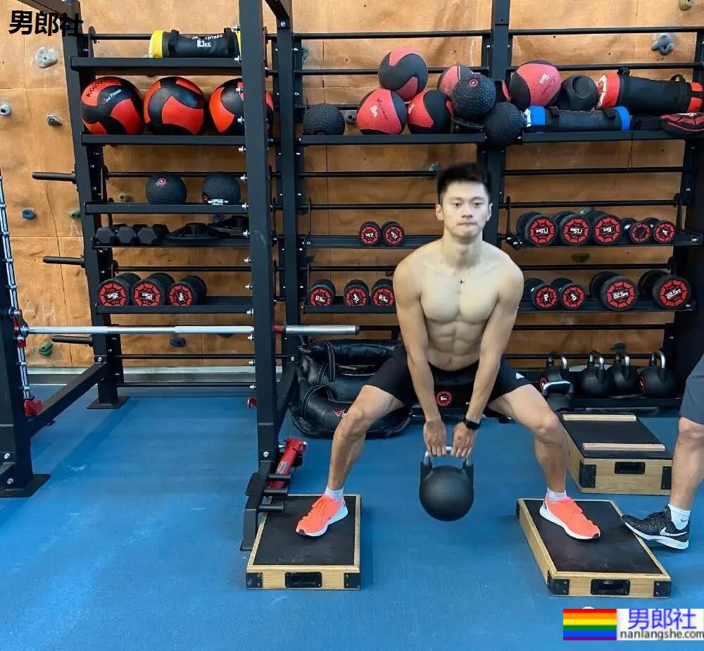 谢震业的腹肌，苏炳添的翘臀，梁劲生的长腿，田径队老公们的写真yyds! - 51虹马