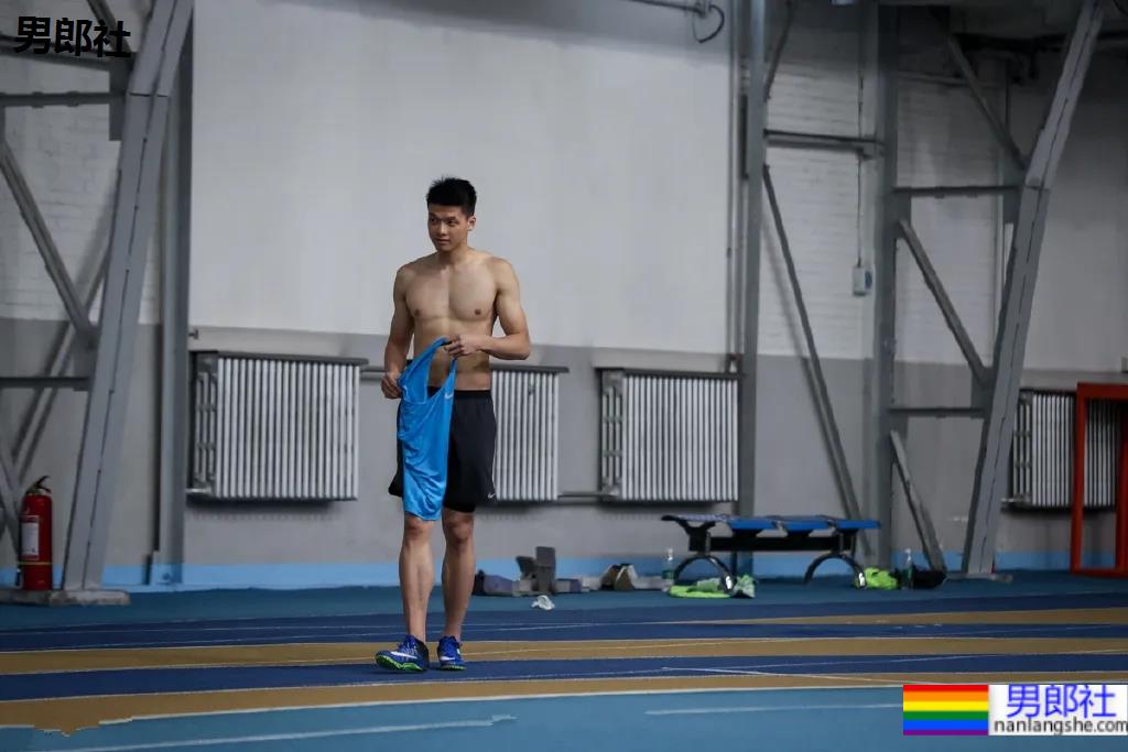 谢震业的腹肌，苏炳添的翘臀，梁劲生的长腿，田径队老公们的写真yyds! - 51虹马