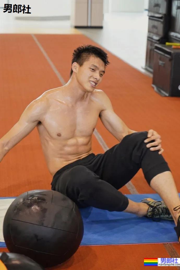谢震业的腹肌，苏炳添的翘臀，梁劲生的长腿，田径队老公们的写真yyds! - 51虹马