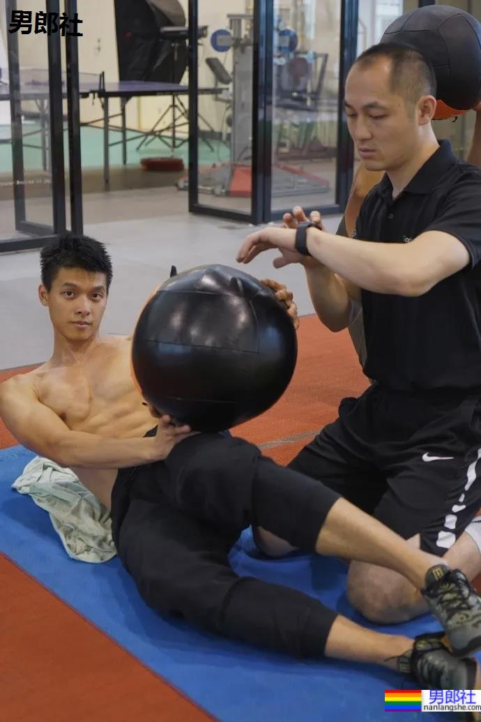 谢震业的腹肌，苏炳添的翘臀，梁劲生的长腿，田径队老公们的写真yyds! - 51虹马