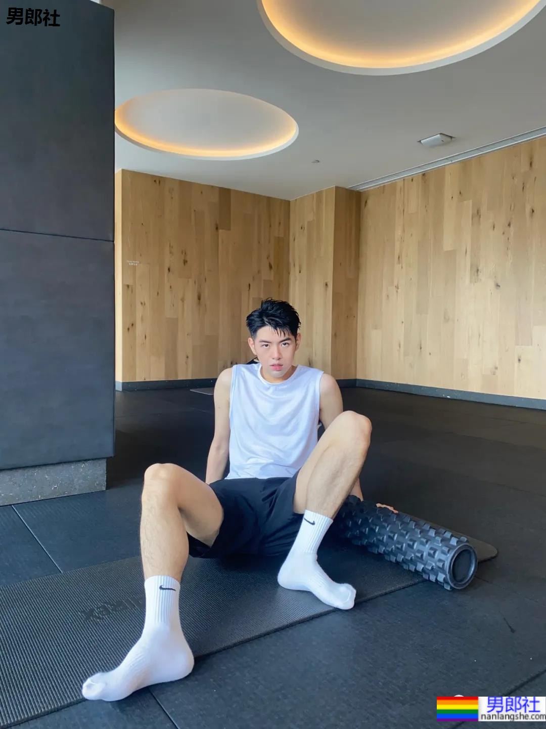 干净清淡的帅哥，喜欢穿白的男孩纸都不会差！-51虹马