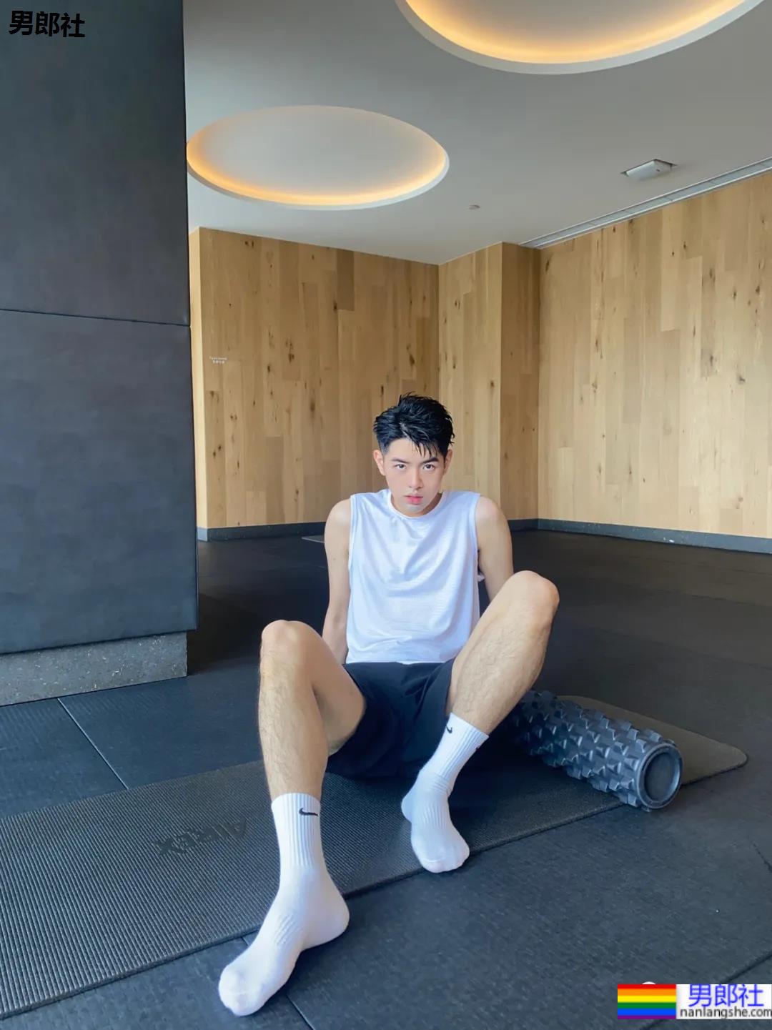 干净清淡的帅哥，喜欢穿白的男孩纸都不会差！ - 51虹马