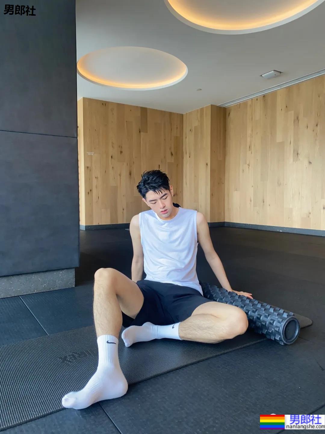 干净清淡的帅哥，喜欢穿白的男孩纸都不会差！ - 51虹马