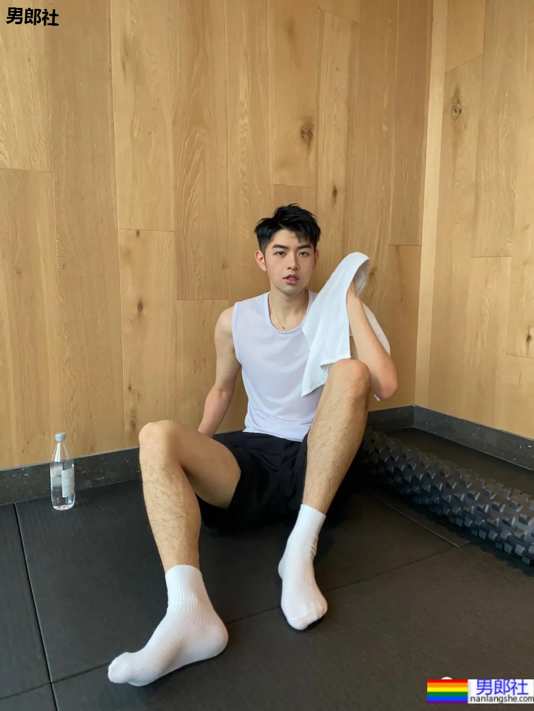 干净清淡的帅哥，喜欢穿白的男孩纸都不会差！ - 51虹马