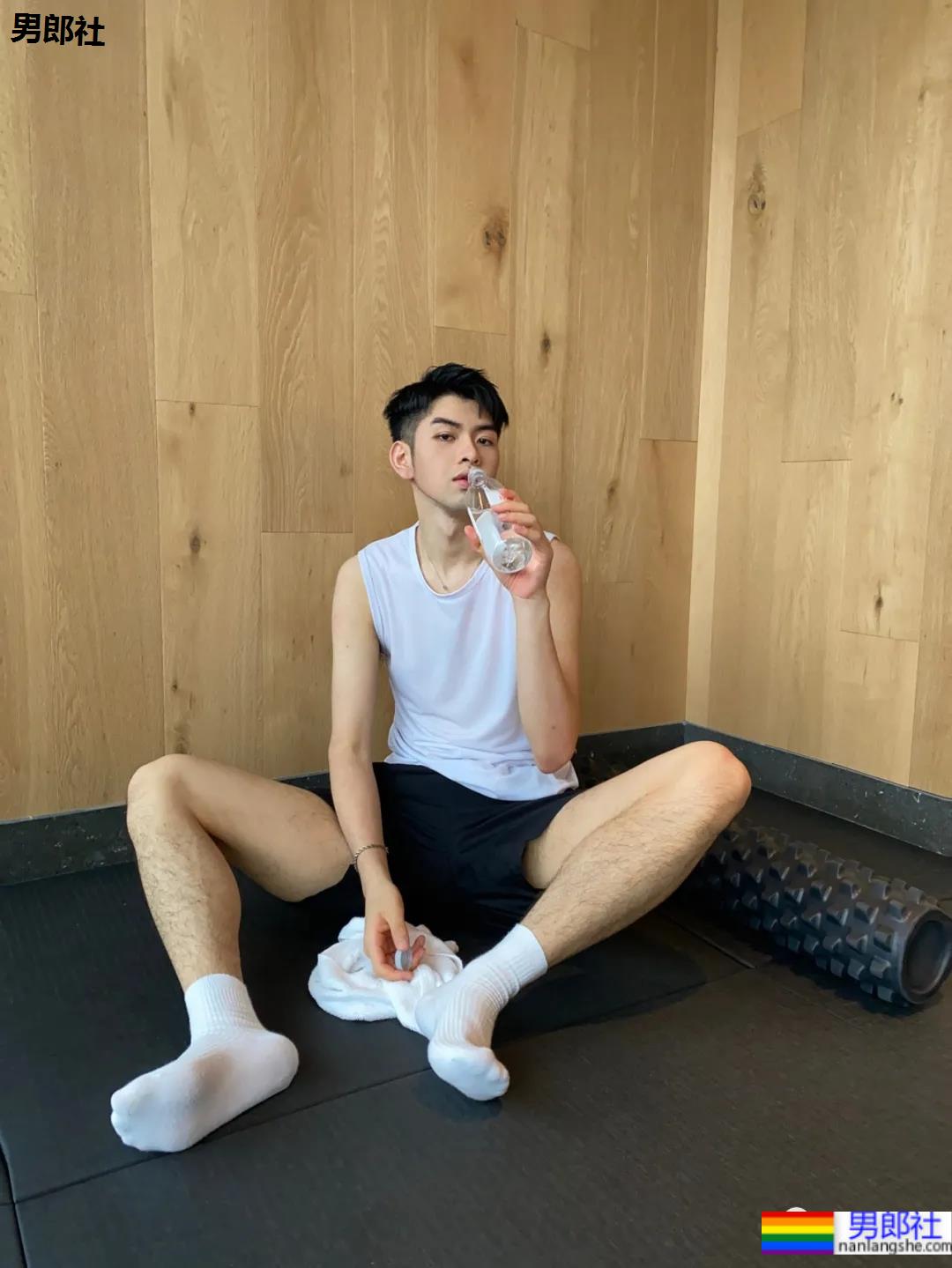 干净清淡的帅哥，喜欢穿白的男孩纸都不会差！ - 51虹马