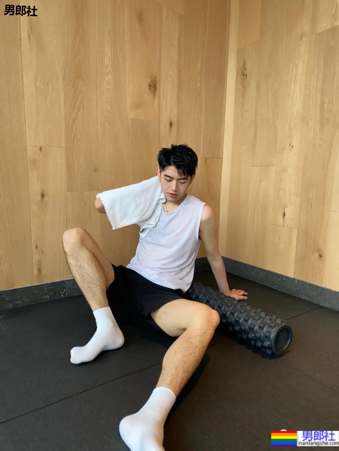 干净清淡的帅哥，喜欢穿白的男孩纸都不会差！ - 51虹马