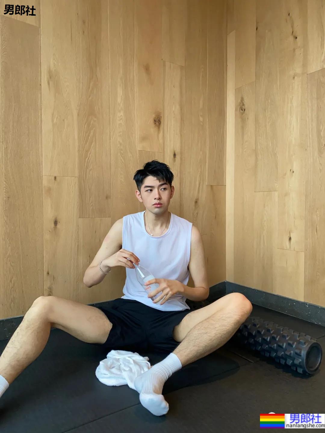 干净清淡的帅哥，喜欢穿白的男孩纸都不会差！ - 51虹马