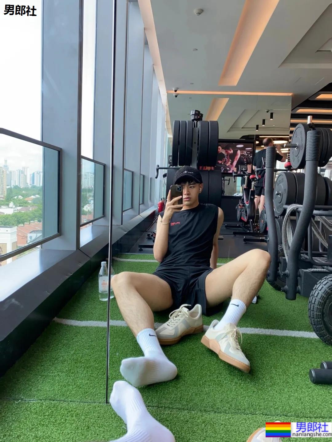 干净清淡的帅哥，喜欢穿白的男孩纸都不会差！ - 51虹马