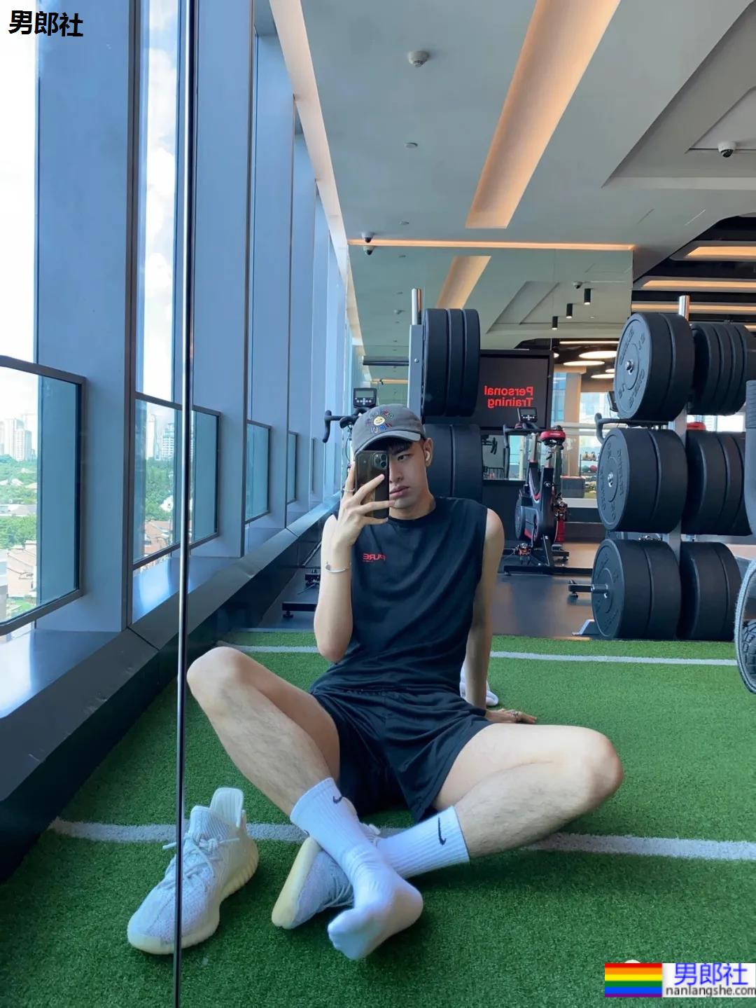 干净清淡的帅哥，喜欢穿白的男孩纸都不会差！ - 51虹马